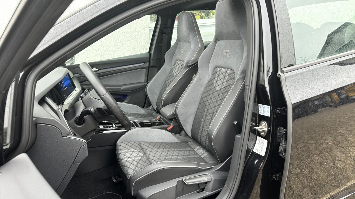 Fahrzeugabbildung Volkswagen Golf R-Line eTSI 150 PS/ PANO/ ACC/ BLACK STYLE