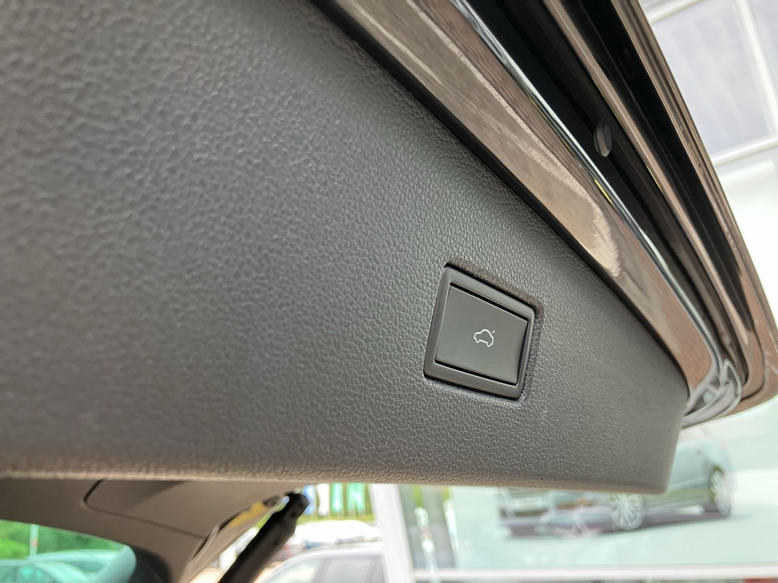 Fahrzeugabbildung Volkswagen Tiguan TDI Urban Sport DSG LED Navi ACC AHK PDC