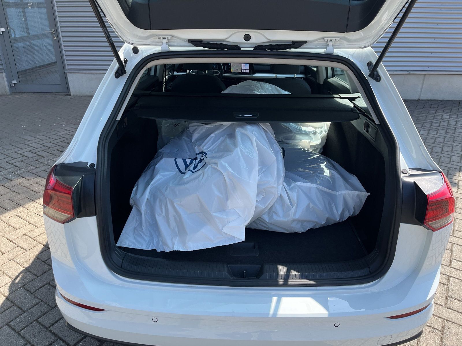 Fahrzeugabbildung Volkswagen Golf VIII Variant 2.0 TDI DSG Life ACC NAVI SHZ