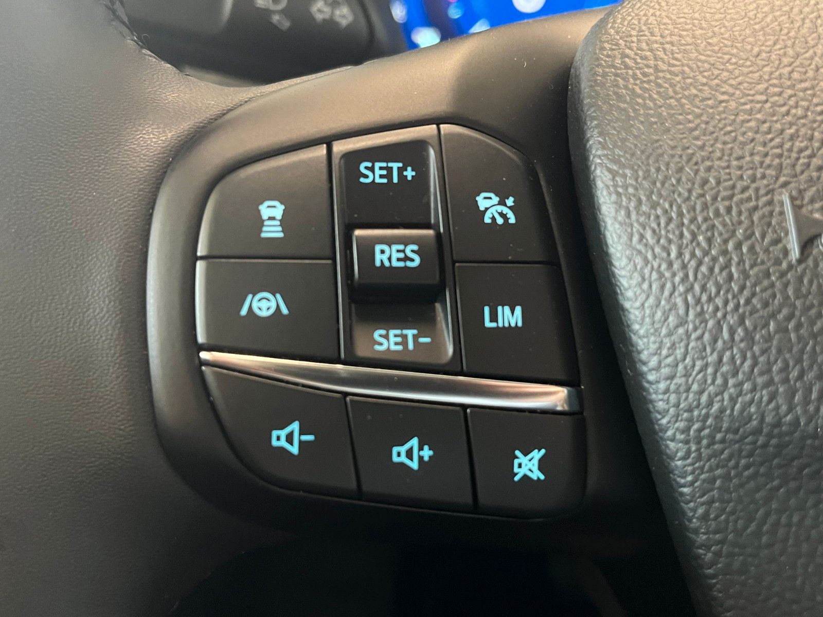 Fahrzeugabbildung Ford Focus Active X Turnier Automatik LED NAVI CAM