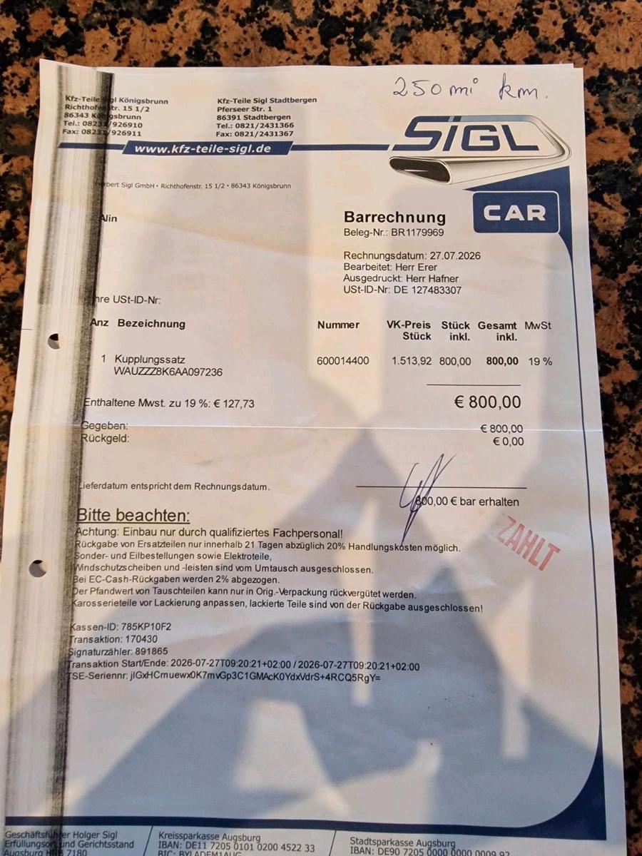 Audi A4 2010 — салон