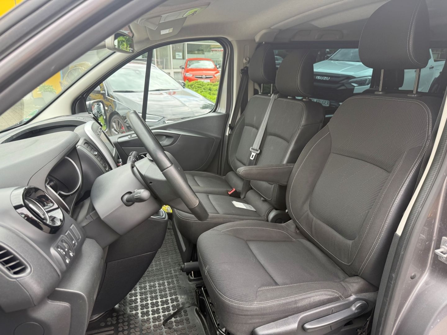 Fahrzeugabbildung Renault Trafic Life L2H1 - 9 Sitze + Rückfahrkamera