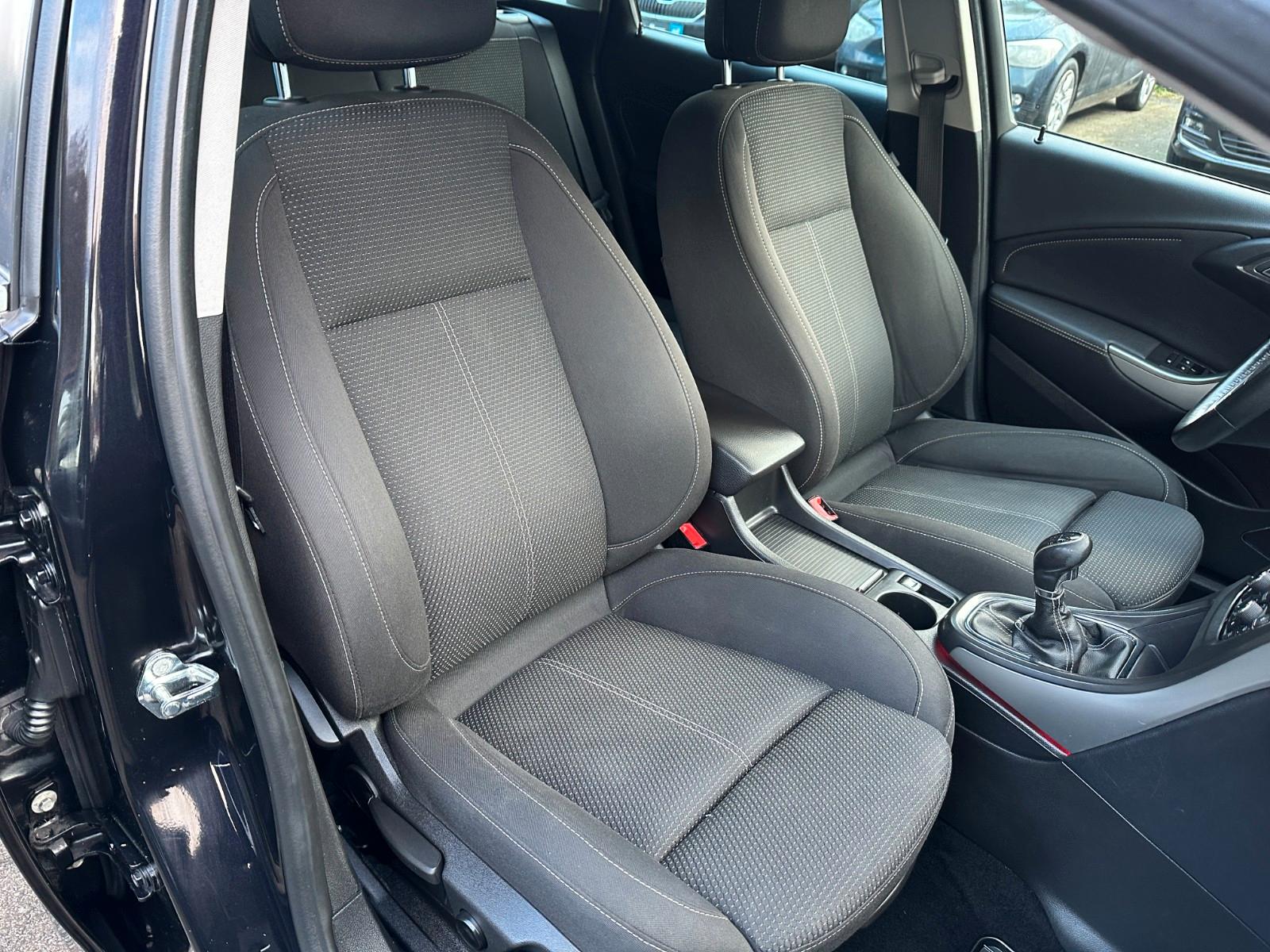 Opel Astra 2011 — photo 13