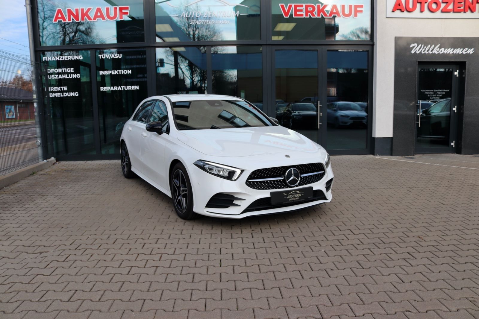 MERCEDES-BENZ A200 4Matic AMG Line Night MBUX SHZ Ambiente LED