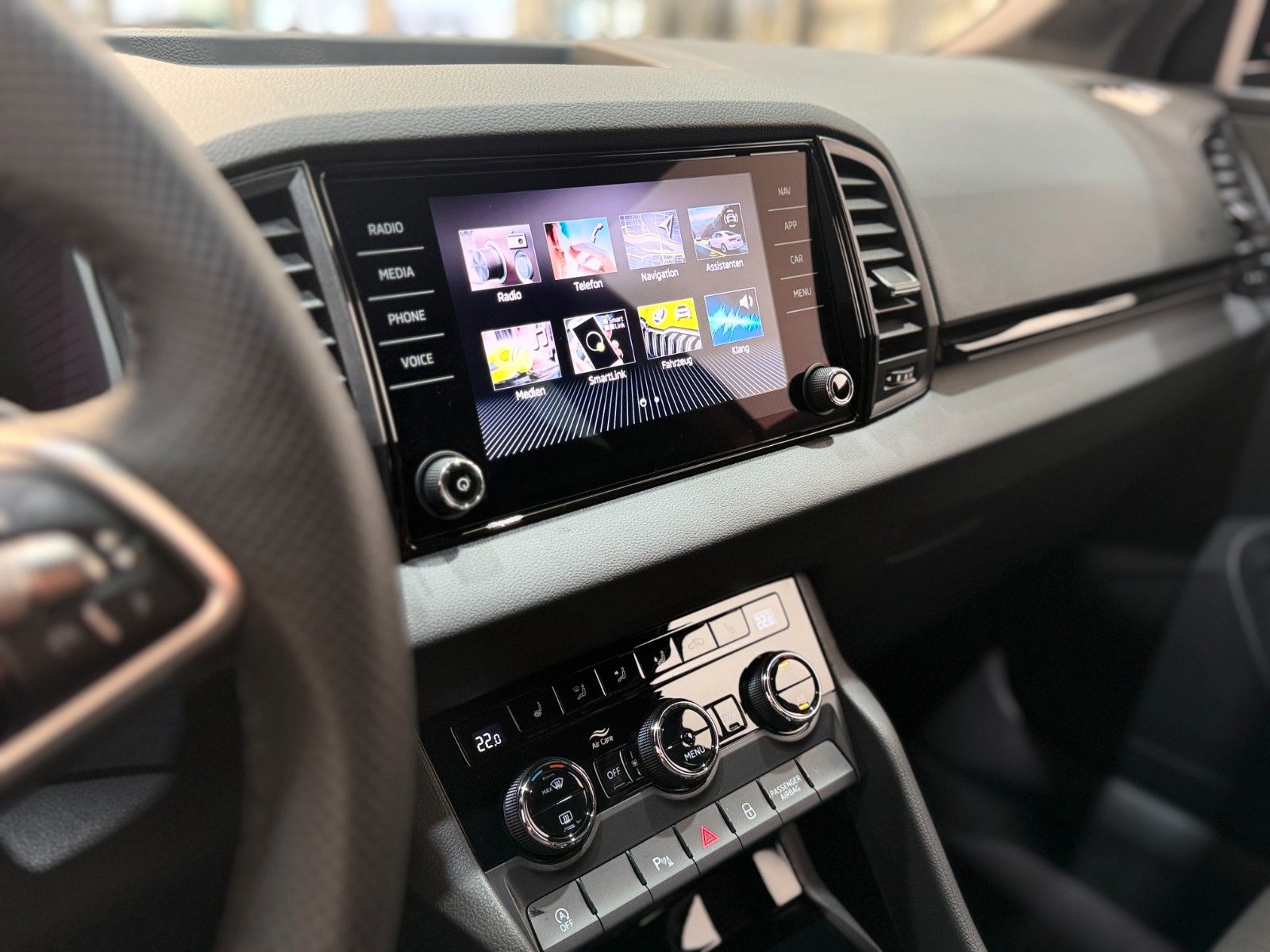 Fahrzeugabbildung SKODA Karoq Sportline / DSG / ACC / Panoramadach