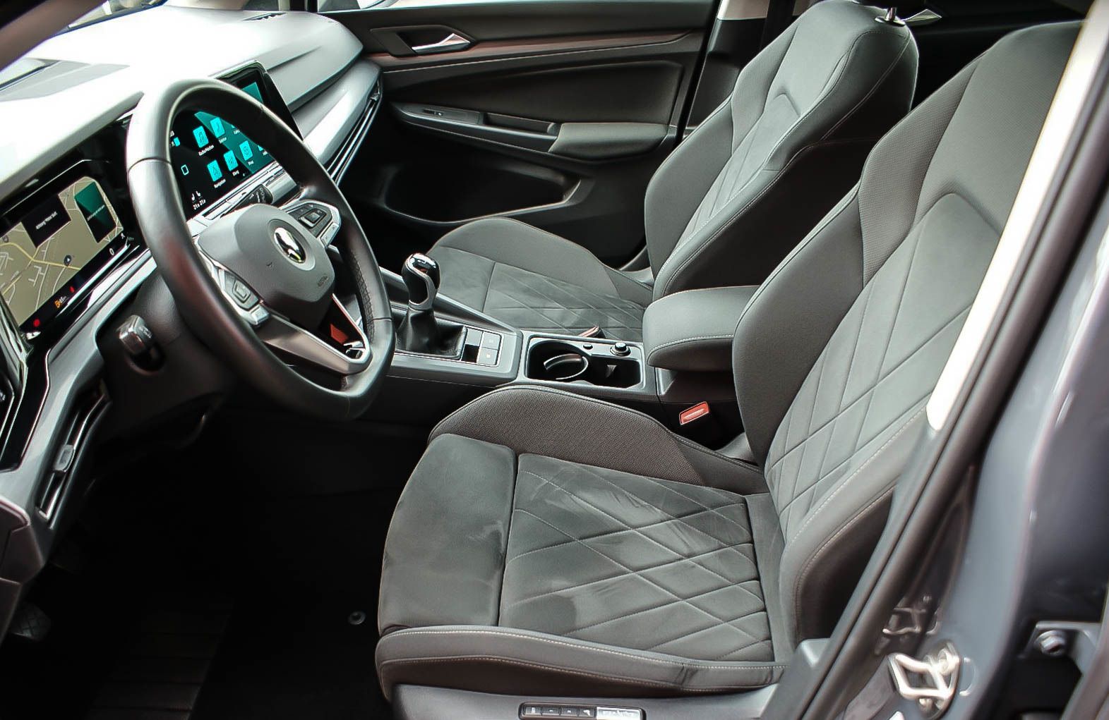 Fahrzeugabbildung Volkswagen Golf VIII 1.5 TSI ''1st EDITION'' PANORAMA VIRTU