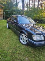 Mercedes-Benz 230 - schwarze Mercedes-Benz 230