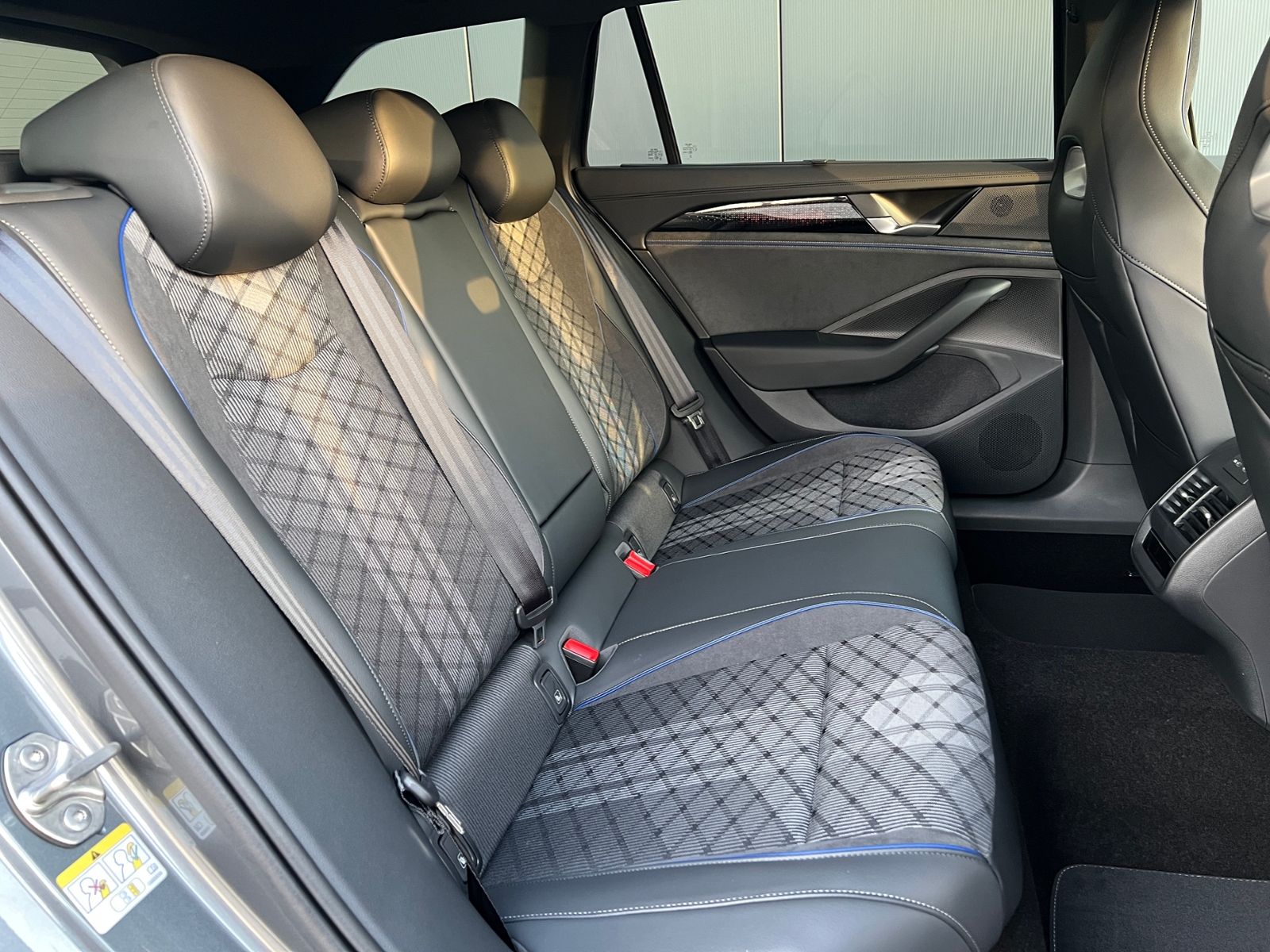 Fahrzeugabbildung Volkswagen Passat Variant R-Line 2.0 TDI DSG 4MOTION *AHK,