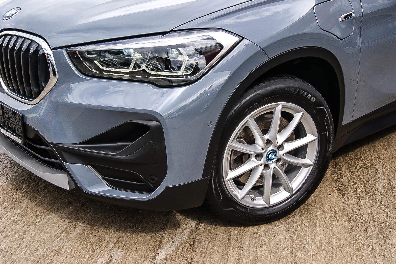 Fahrzeugabbildung BMW X1 xDrive 25e Advantage STORM BAY INDIVIDUAL LED