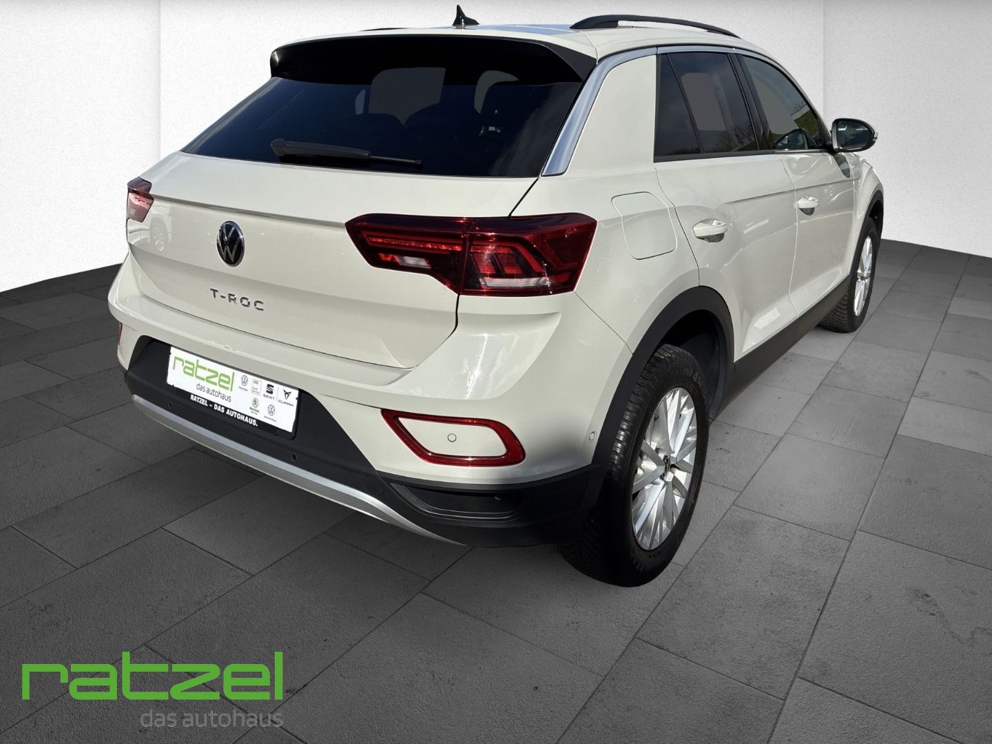 Fahrzeugabbildung Volkswagen T-Roc 1.5 TSI Life Digitales Cockpit LED DAB SHZ