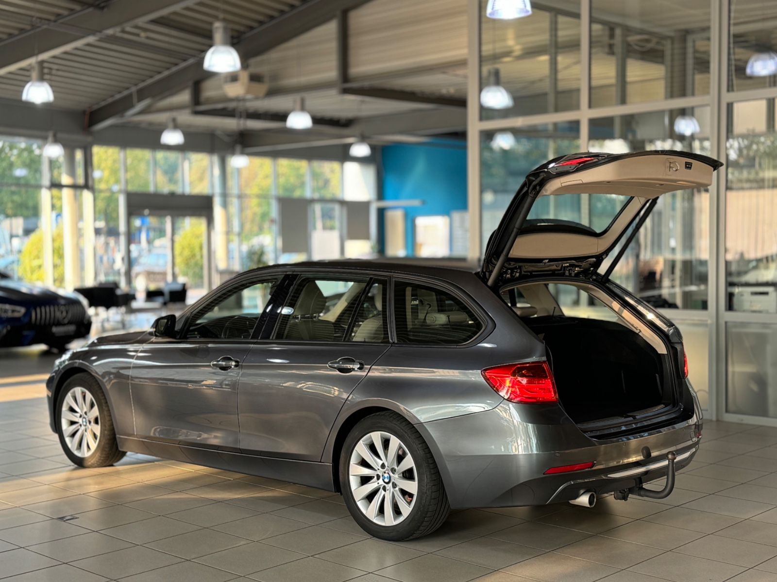 Fahrzeugabbildung BMW 320d Modern Line Panorama Kamera HUD Komfort