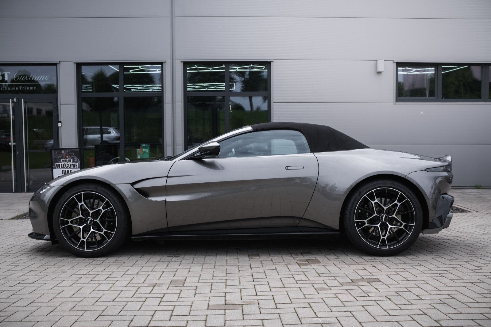 Fahrzeugabbildung Aston Martin V8 Vantage-Roadster-AM Spezialfarbe-Sport Plus.
