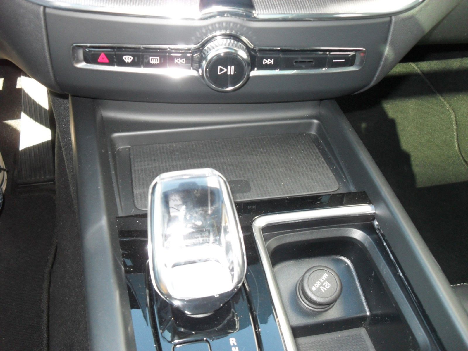 Fahrzeugabbildung Volvo XC 60 B5 Plus Black Edition AWD | Luftfederung