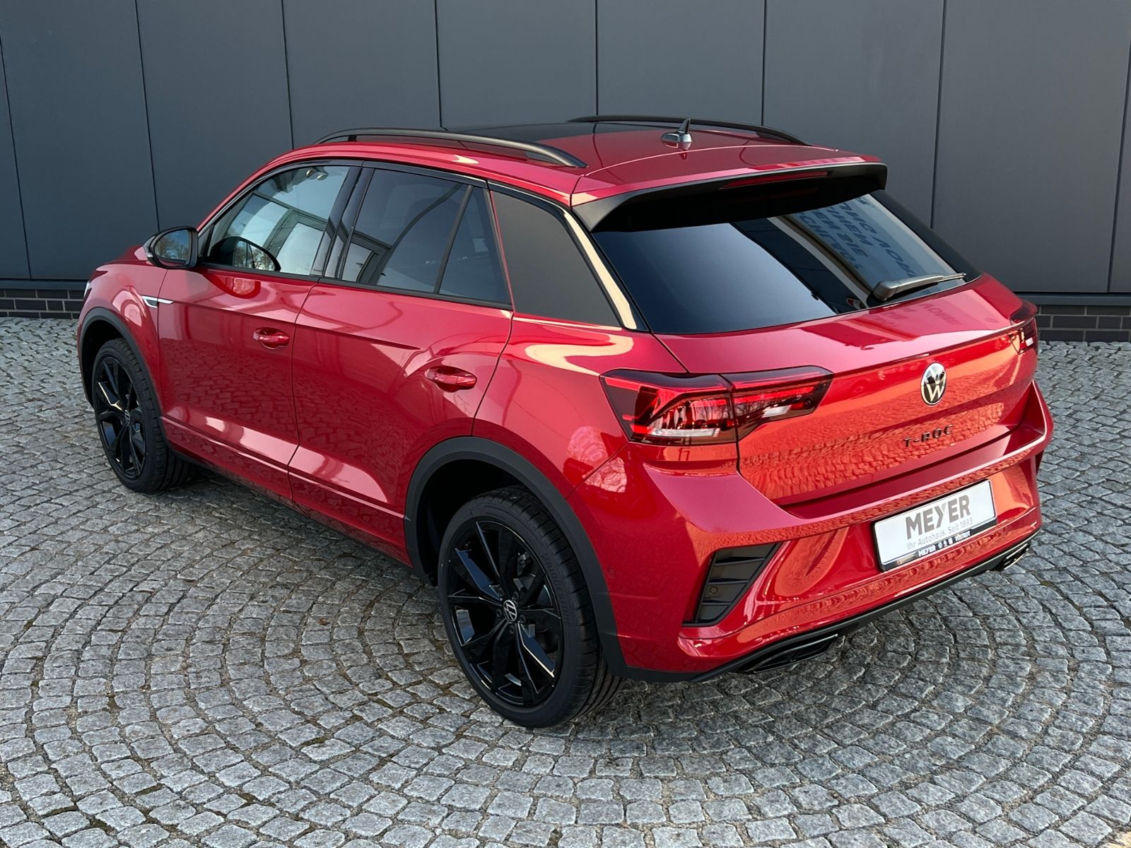 Fahrzeugabbildung Volkswagen T-Roc R-Line 1.5 TSI DSG *AHK, Pano, Black Style