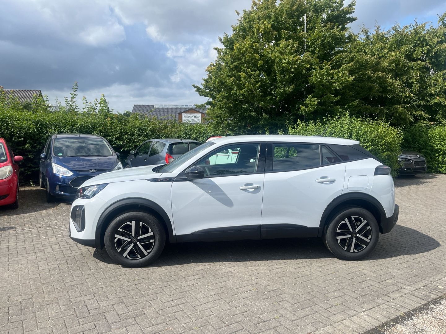 Fahrzeugabbildung Peugeot 2008 STYLE PureTech 100 CarPlay Klimaautom