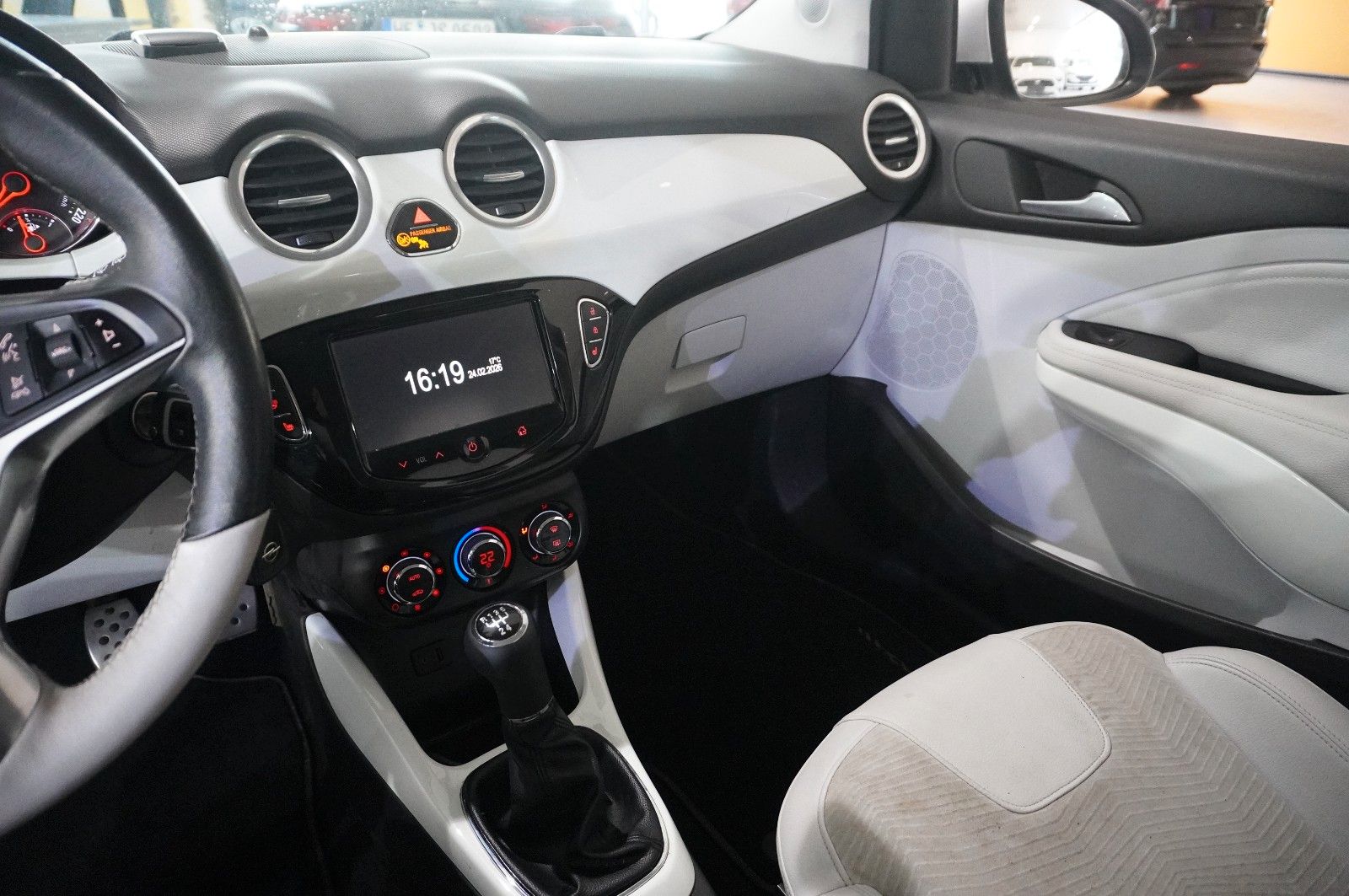 Fahrzeugabbildung Opel Adam 1.4 WHITE LINK LED/TEMP./SPORT/SH/KLIMA/USB