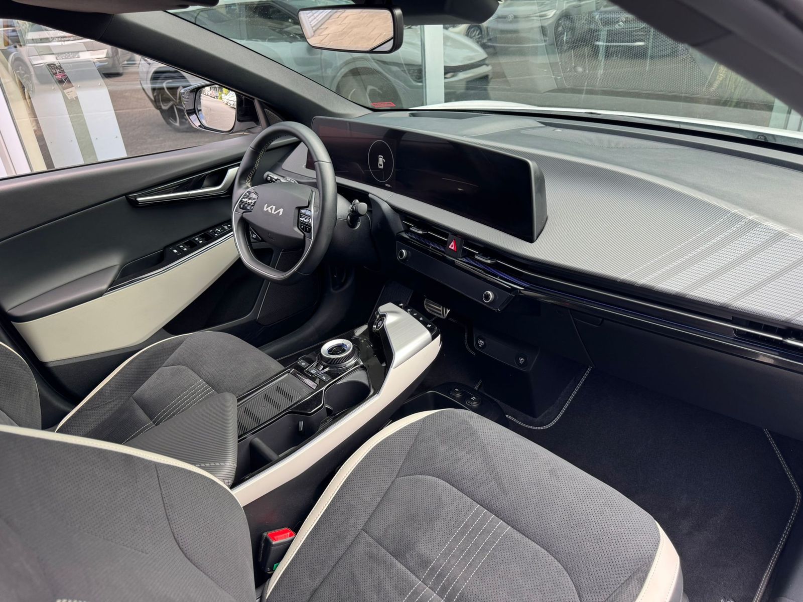 Fahrzeugabbildung Kia EV6 GT-Line 4WD PANO+NAVI+LED+SHZ+HEAD+ACC+360°+