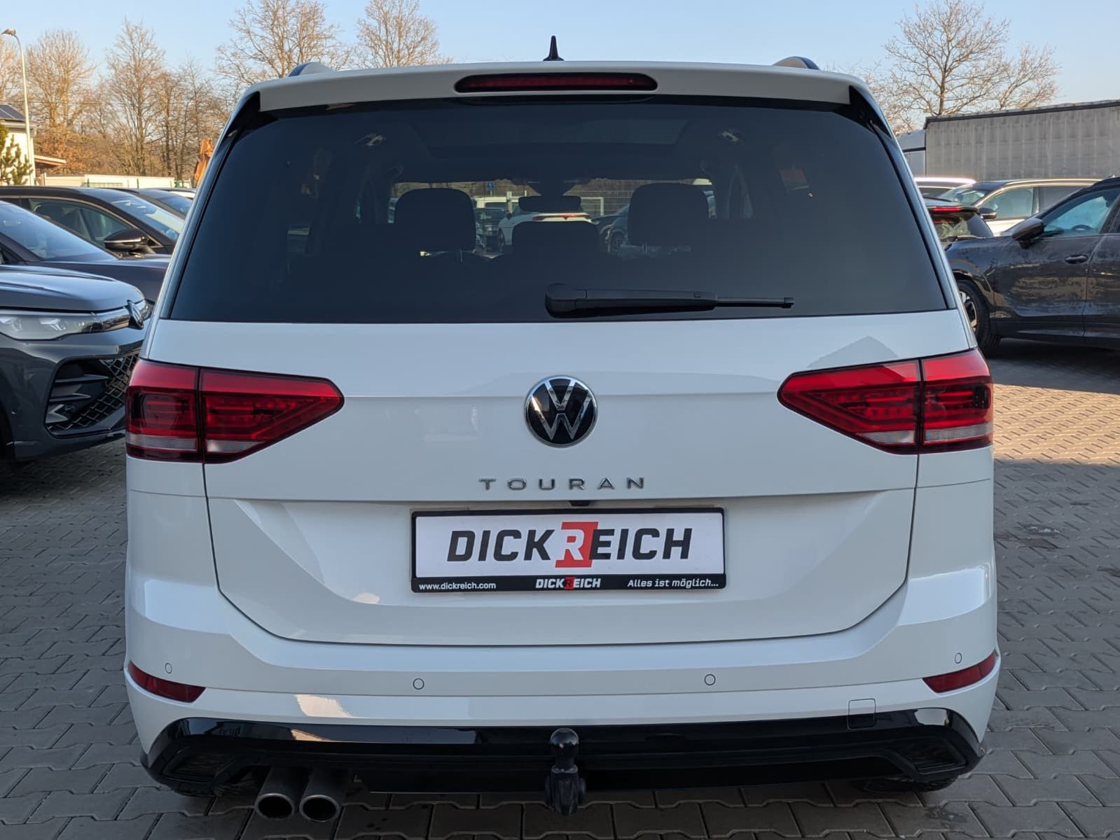 Fahrzeugabbildung Volkswagen Touran 2.0 DSG R-Line High BLACK Pano*7Si*IQ*AHK