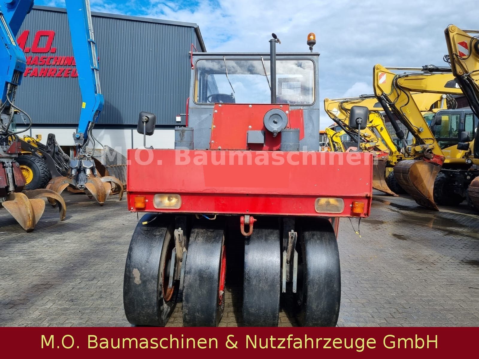 Fahrzeugabbildung Hamm MBU RW 210 - R 16 / Gummiradwalze /