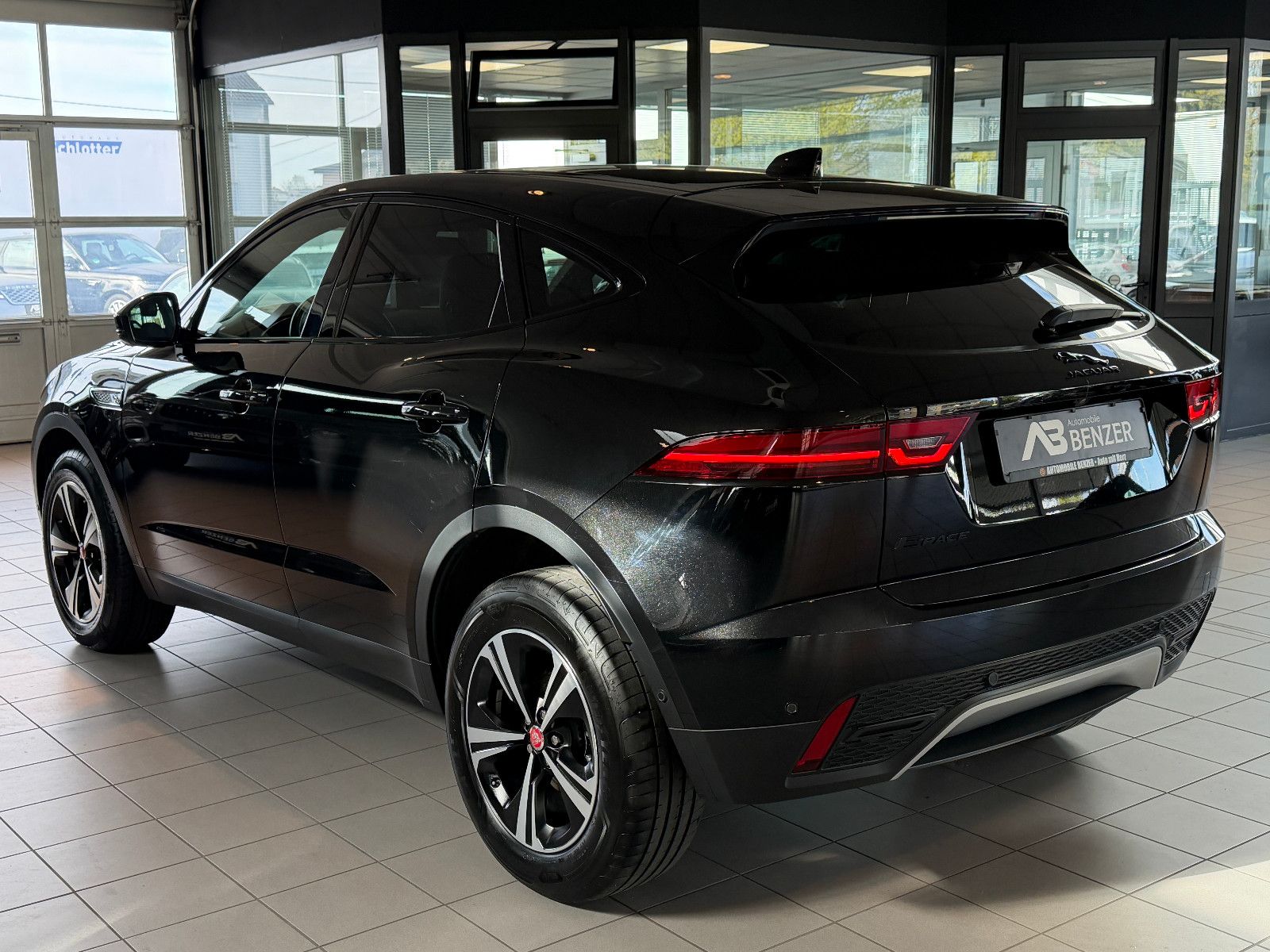 Fahrzeugabbildung Jaguar E-PACE S AWD/BLACK-PACK/360°KAM/LED/3D-KAMERA/