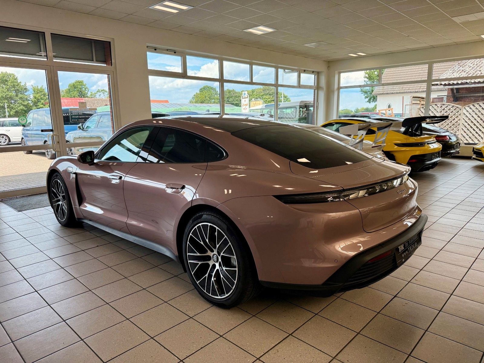 Fahrzeugabbildung Porsche Taycan Performance/HeadUP/Panorama/APPROVED