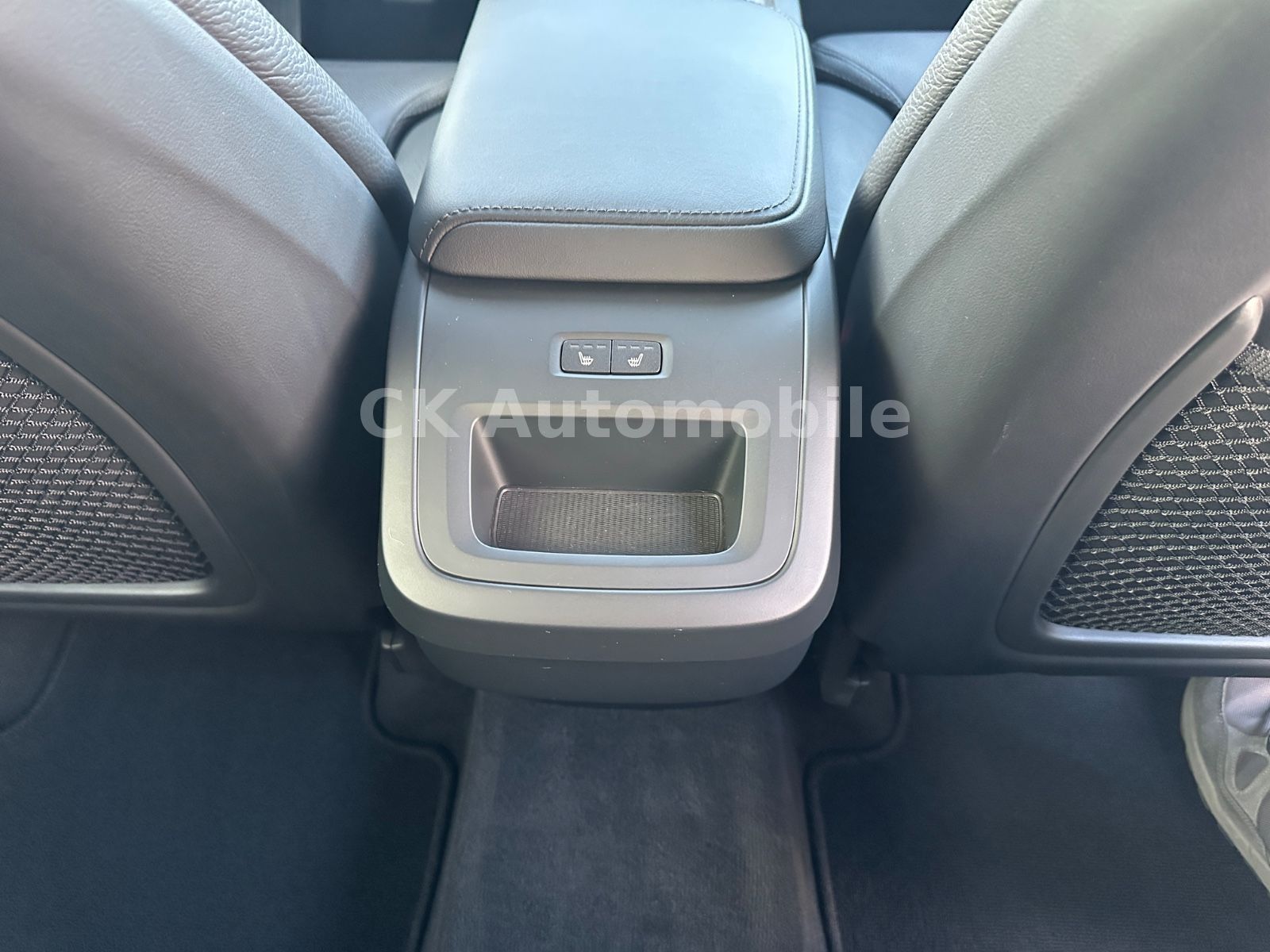 Fahrzeugabbildung Volvo XC60 B4 Plus Dark AWD/BLIS/Navi/LED/Kamera/AHK