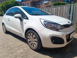 Kia Rio FIFA WM Edition Klimaaut. Sitz u. Lenkradhzg - Kia Rio in Hannover