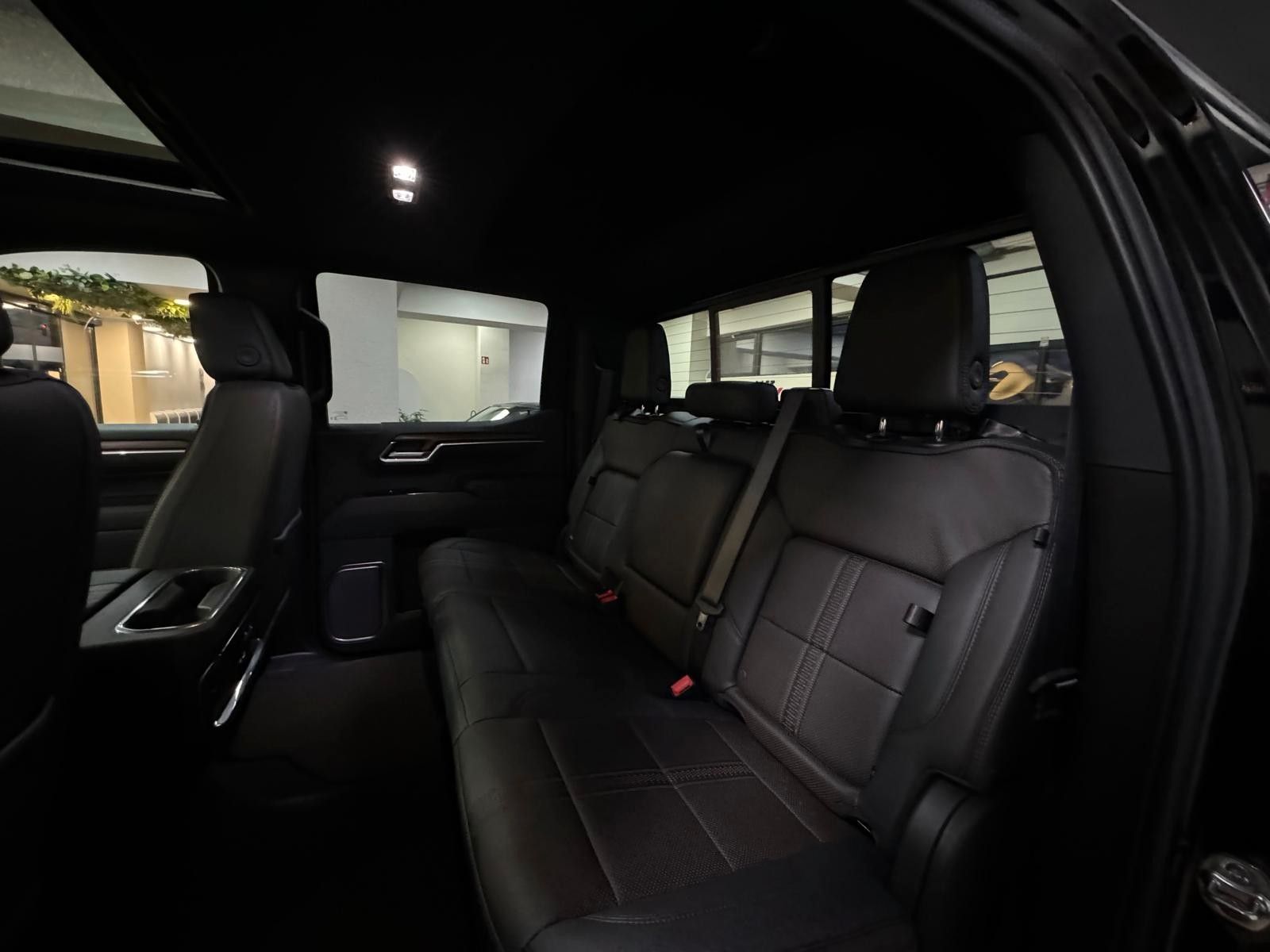 Fahrzeugabbildung Chevrolet 26 SILVERADO MIDNIGHT HIGH COUNTRY 6.2L V8-4x4