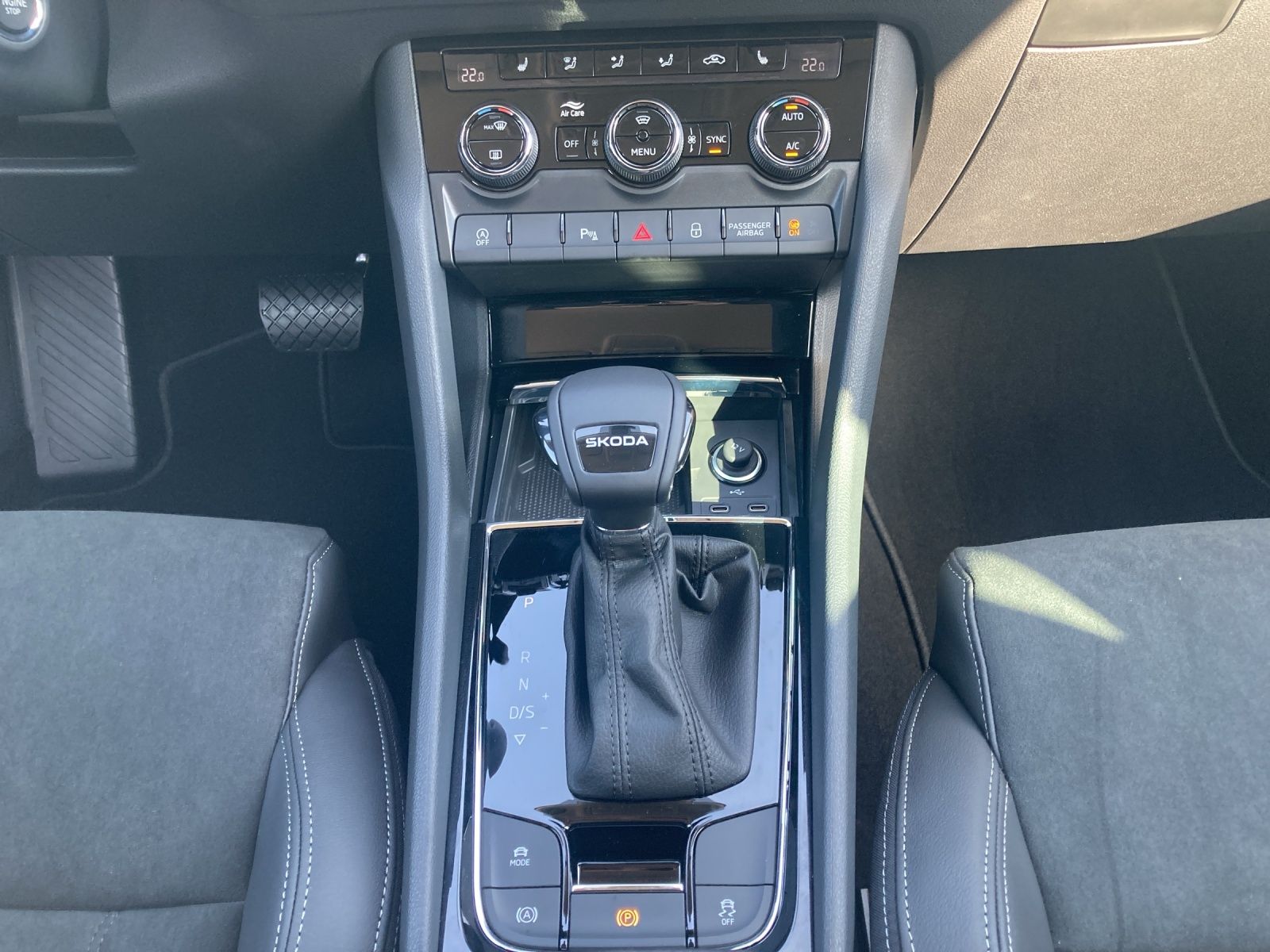 Fahrzeugabbildung SKODA Karoq TOUR TSI DSG LED, AHZV, Digital Cockpit