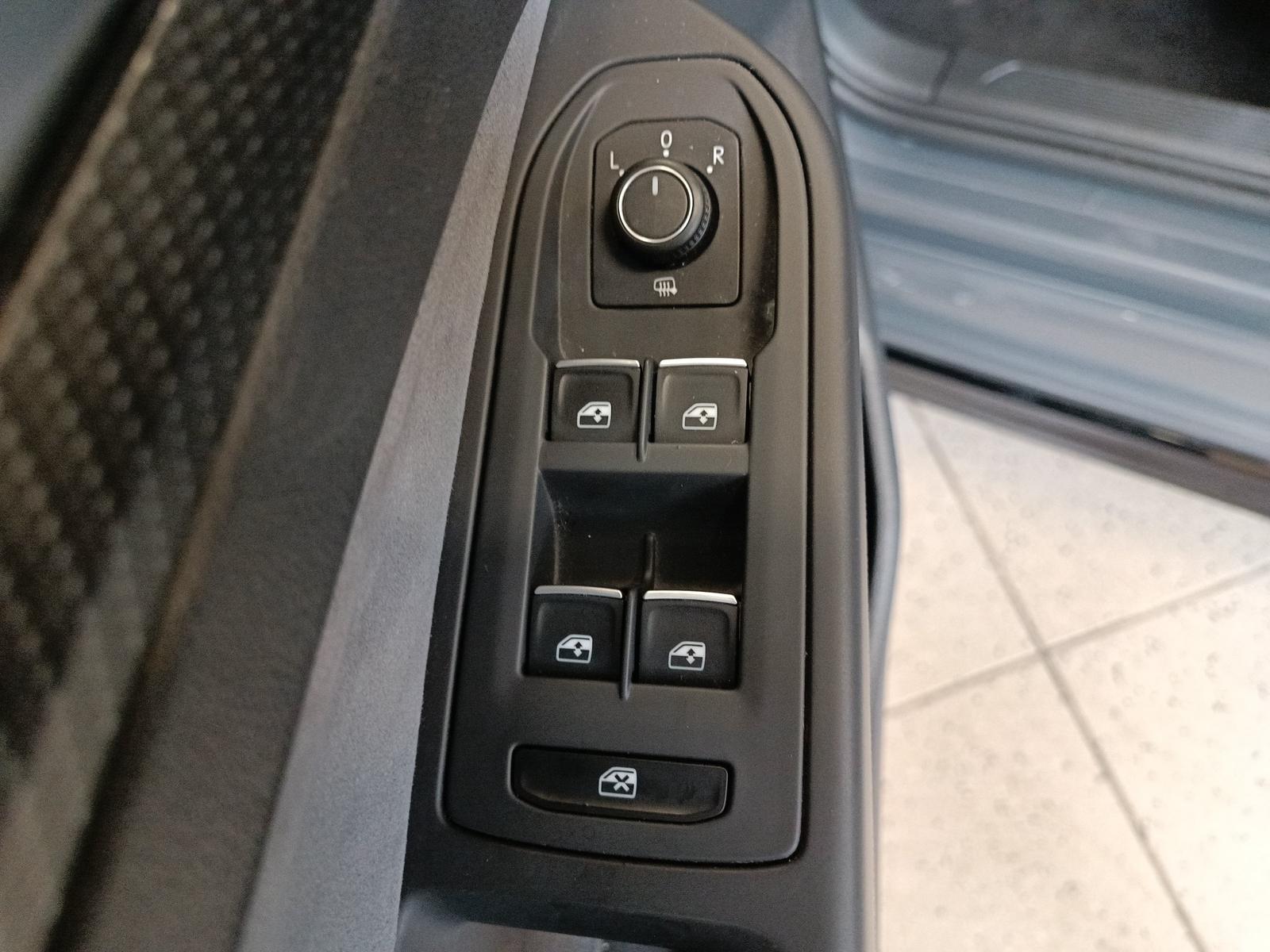 Volkswagen Golf VIII 1.5 eTSI R-Line DSG BlackStyle*Matrix, миниатюра 16