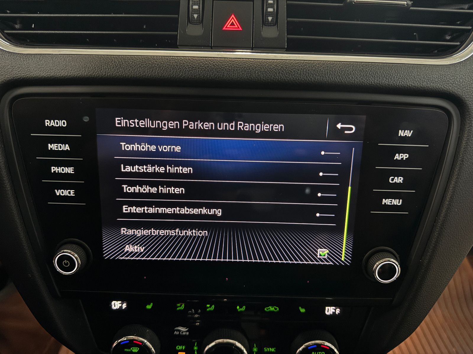 Fahrzeugabbildung SKODA Octavia STYLE 4X4 PANO NEUER MOTOR / MEGA VOLL