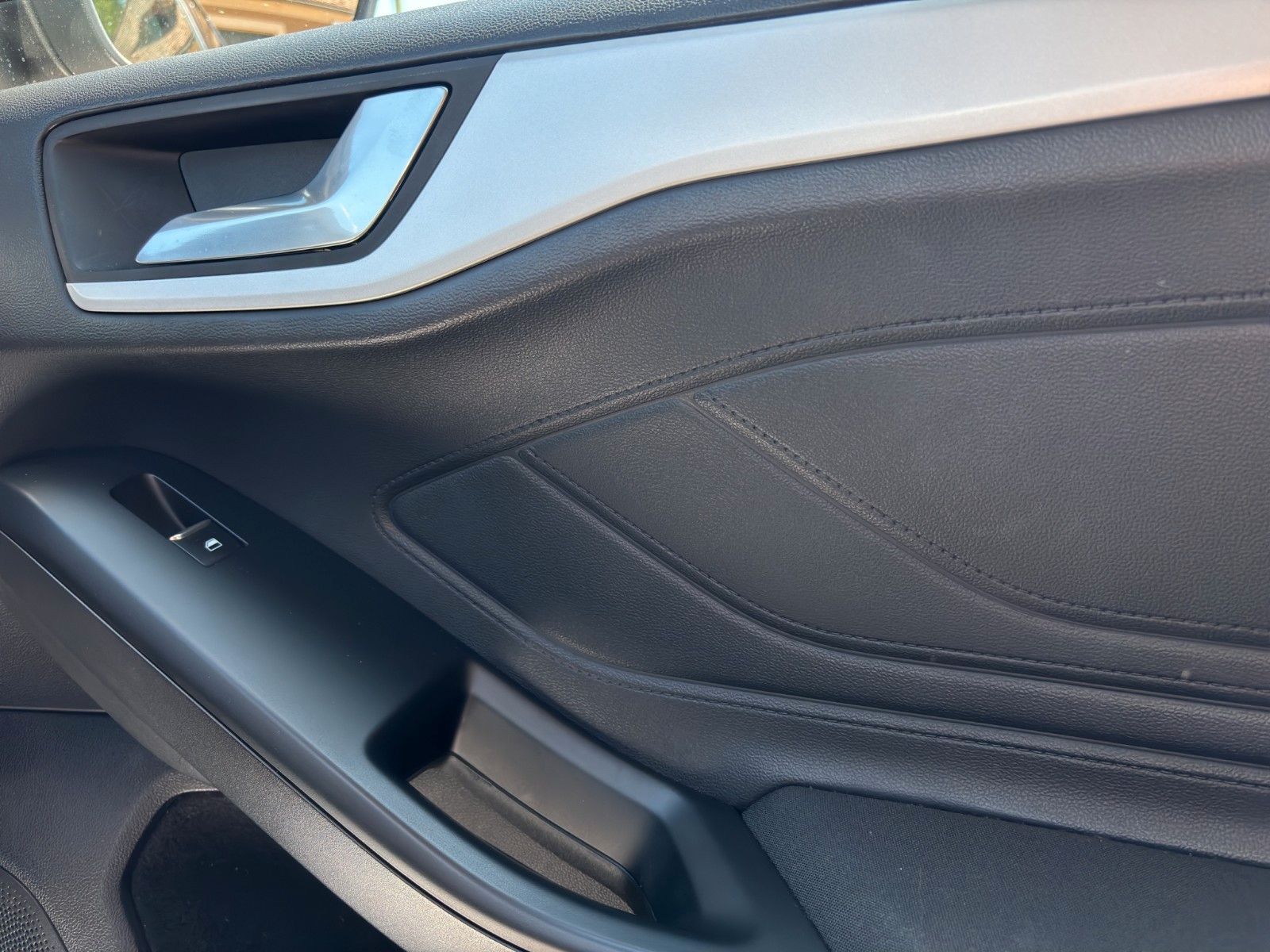 Fahrzeugabbildung Ford Focus C&C | Turnier 1.0  | Kamera | LED