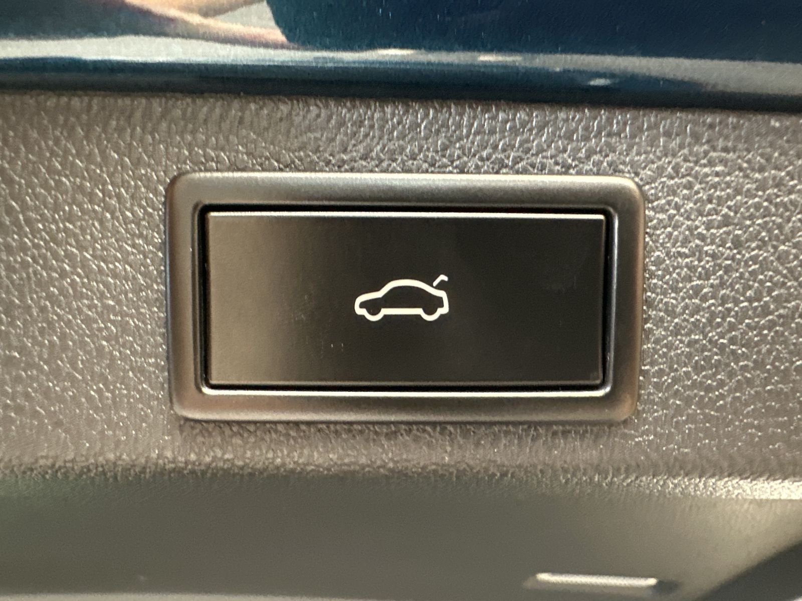 Fahrzeugabbildung SKODA Superb Combi 2.0 TDI Premium Edition NAV+LED+AHK