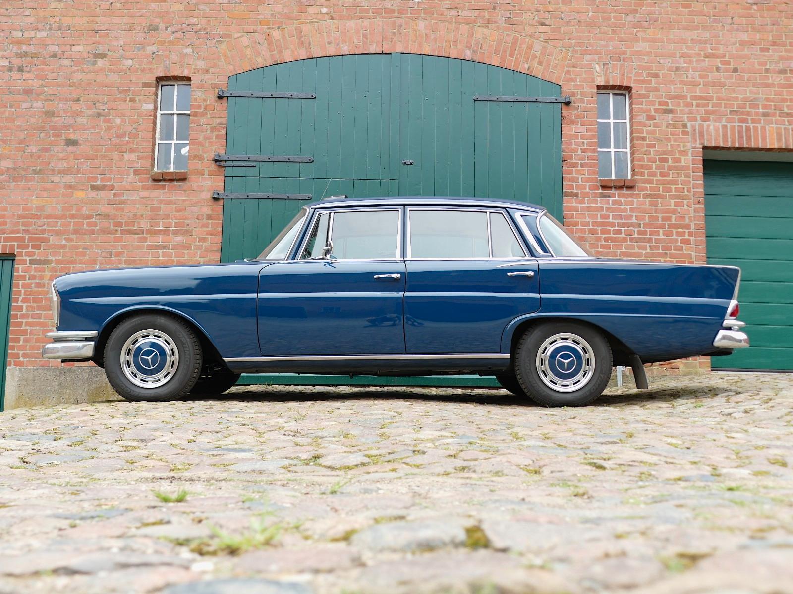 Mercedes-Benz 230 S W111 große Heckflosse mit Schiebedach