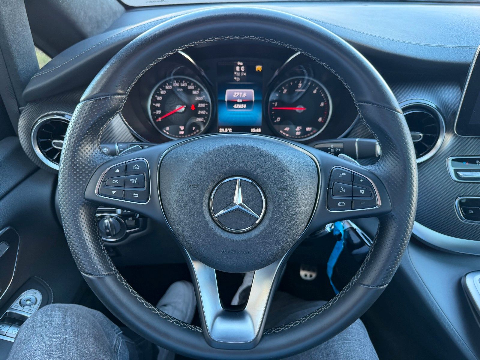 Fahrzeugabbildung Mercedes-Benz V 300 d EXCLUSIVE ED AMG AIRMATICAHK2,5to Pano