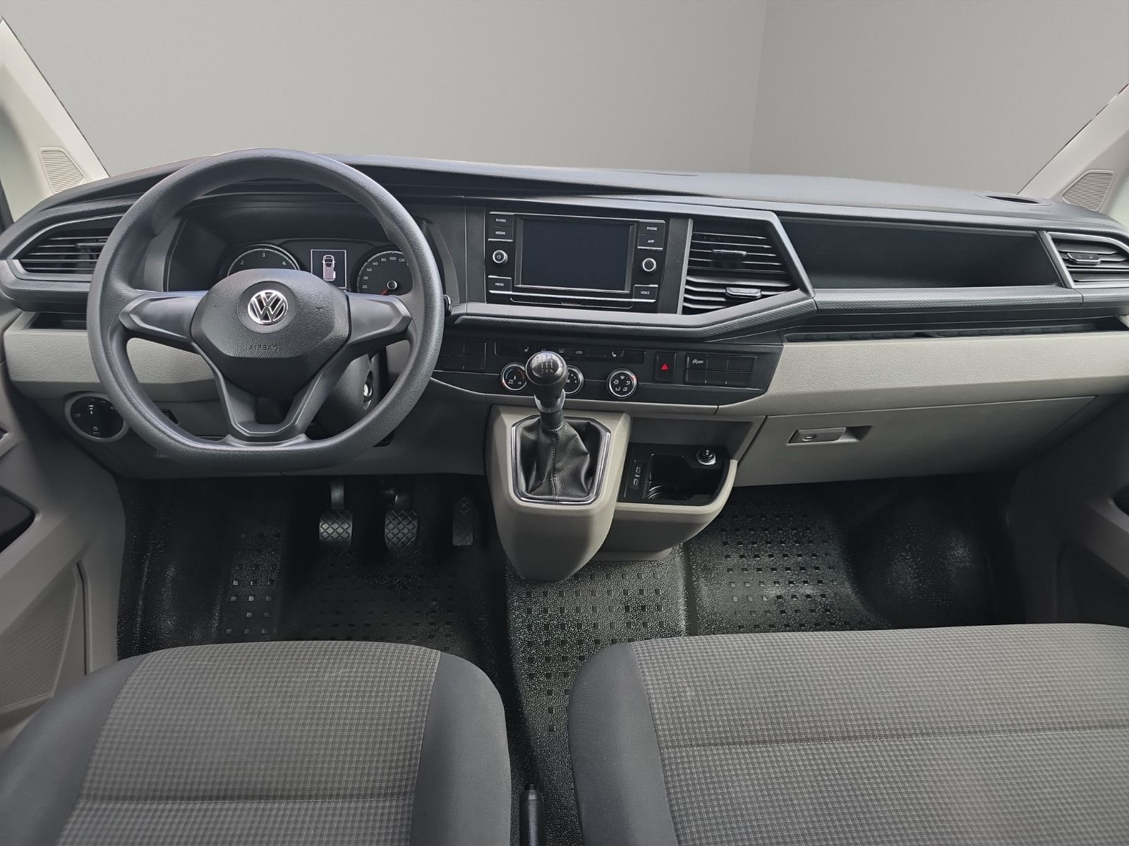 Fahrzeugabbildung Volkswagen T6 Transporter Kombi Langer Radstand 9 Sitzer