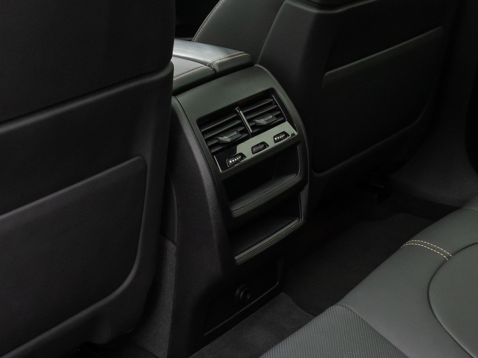 Fahrzeugabbildung BMW X6 M Panorama 360°Laser B&W Massage SoftCl AHK