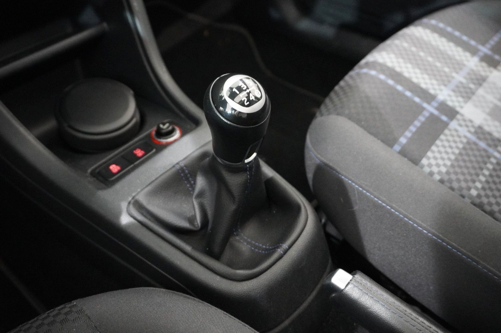 Fahrzeugabbildung Volkswagen up! 1.0 CLUB 5-TÜR NAVI/SPORT/PANO./SHZ/PDC/TEMP