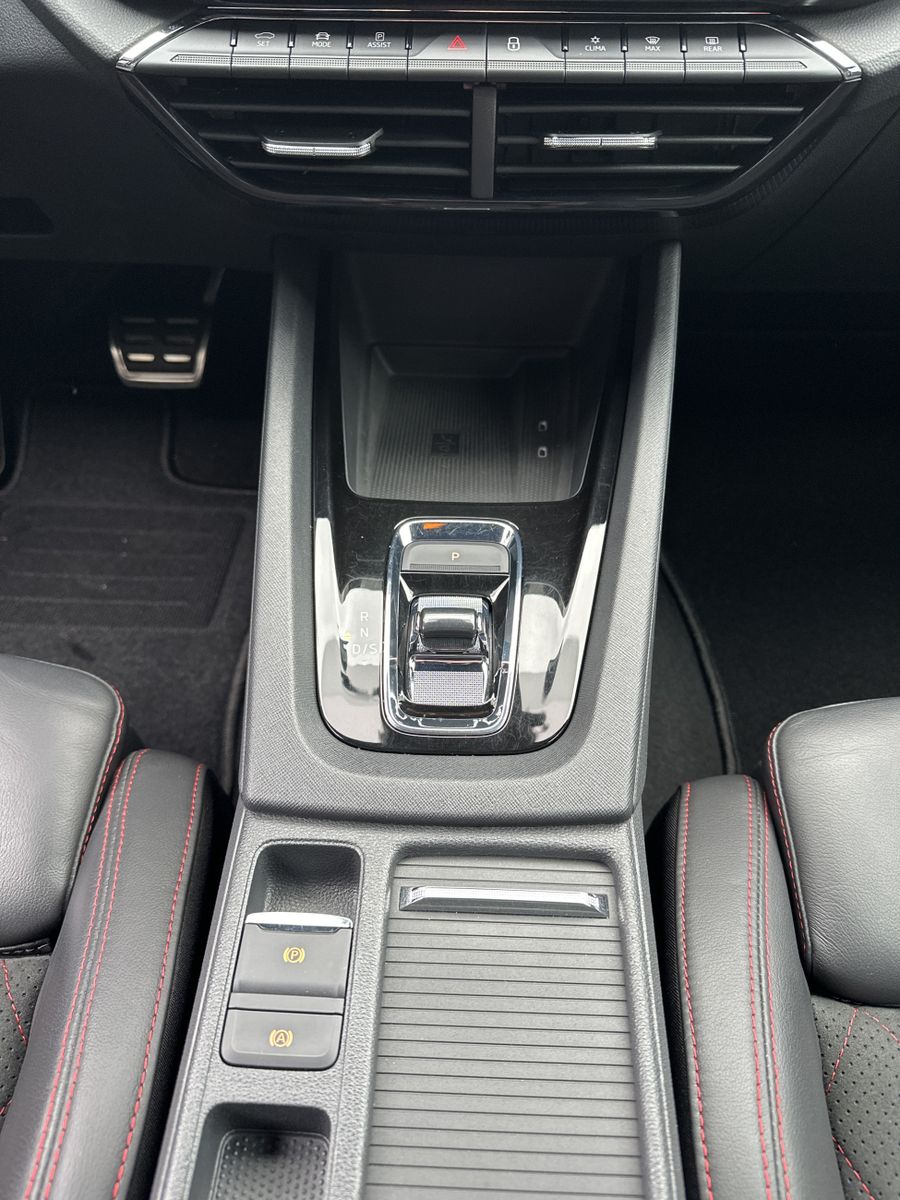 Fahrzeugabbildung SKODA Octavia Combi RS Plus NAV+LED+ACC+AHK+SHZ+CANTON