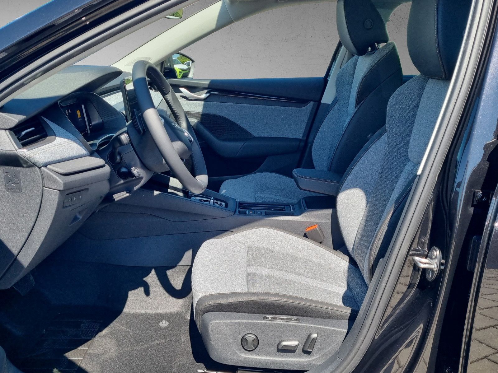Fahrzeugabbildung SKODA Octavia Combi 2.0 TDI Tour PANO AHK Canton 18"