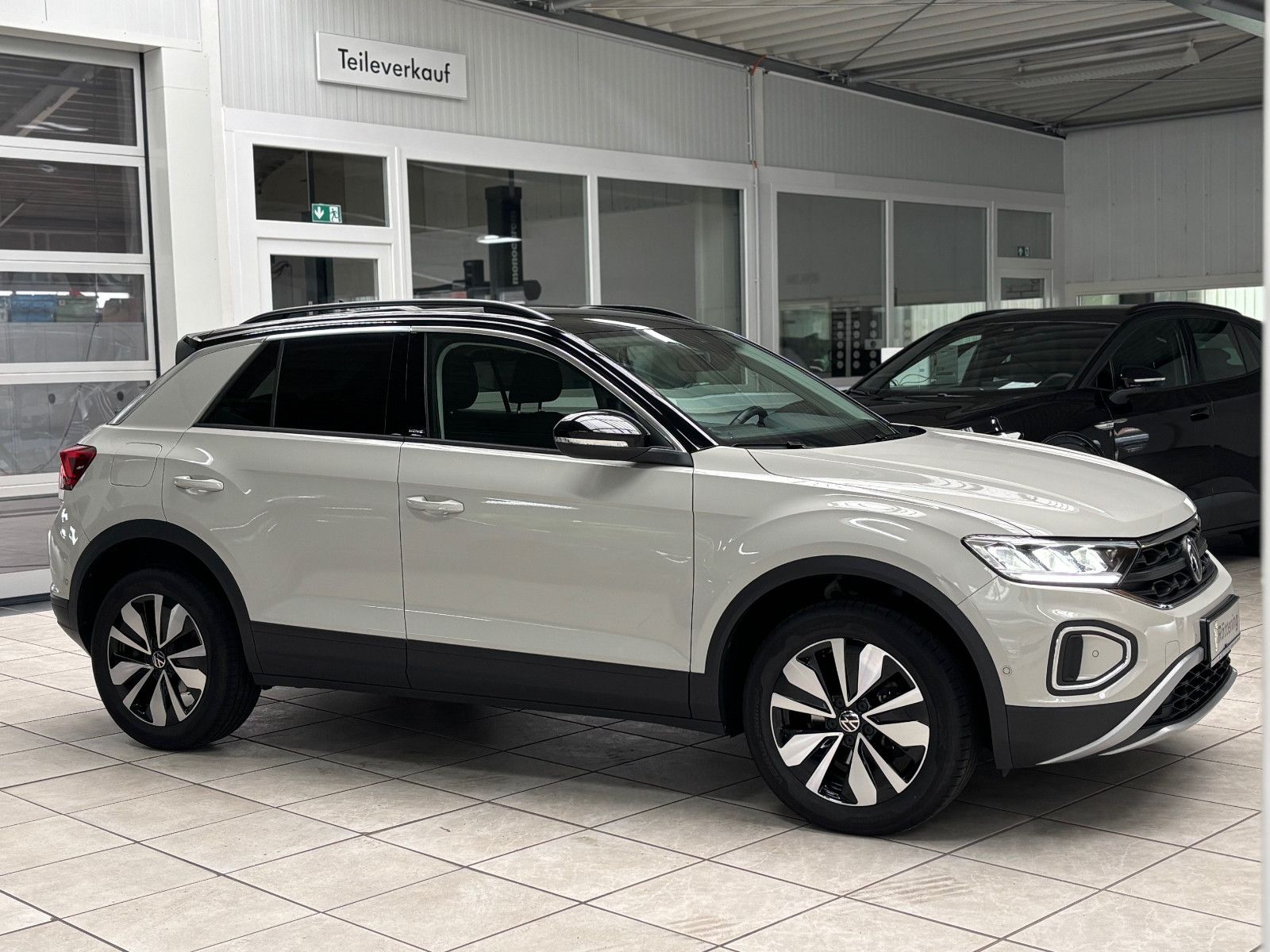 Fahrzeugabbildung Volkswagen T-Roc Move 1.0 TSI LED+SHZ+APP