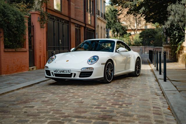 Porsche 911 Carrera 4 GTS Coupe