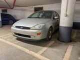 Ford Focus 1.6 Ghia  - Ford Focus aus 2001: Ghia
