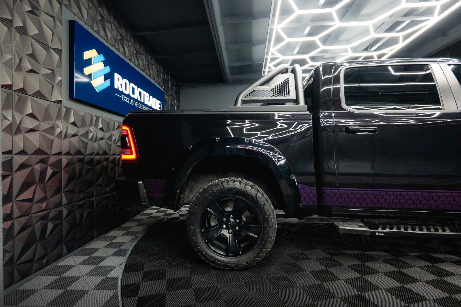 Fahrzeugabbildung Dodge RAM 5.7 V8 HEMI 4x4 OFFROAD Night-Paket *LED*19%