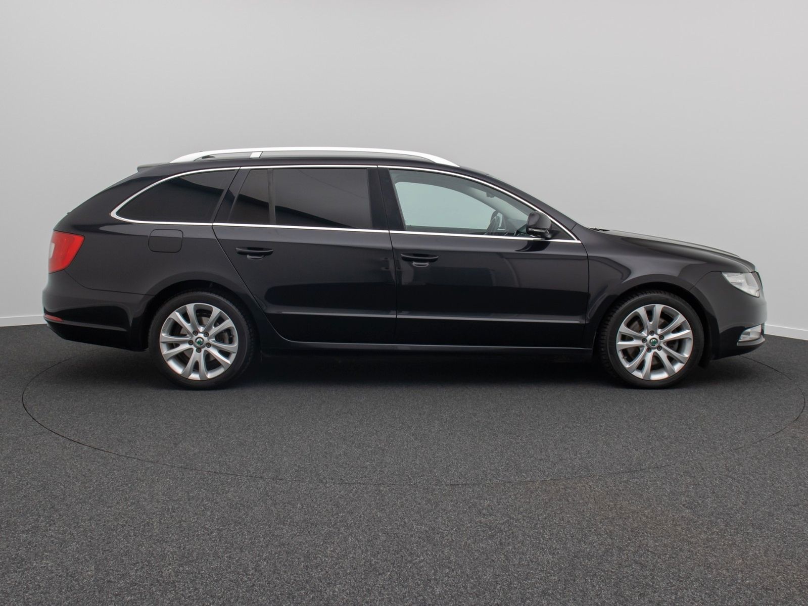 Fahrzeugabbildung SKODA Superb Combi Family PDC Sitzhzg Tempomat Comfort