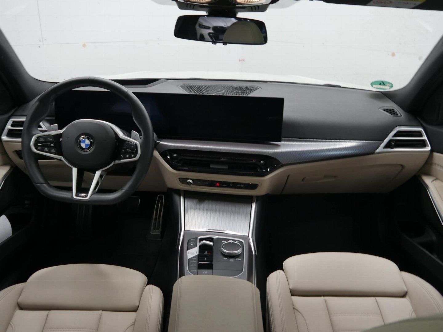 Fahrzeugabbildung BMW 330d xDrive M Sportpaket | Panorama-Glasdach