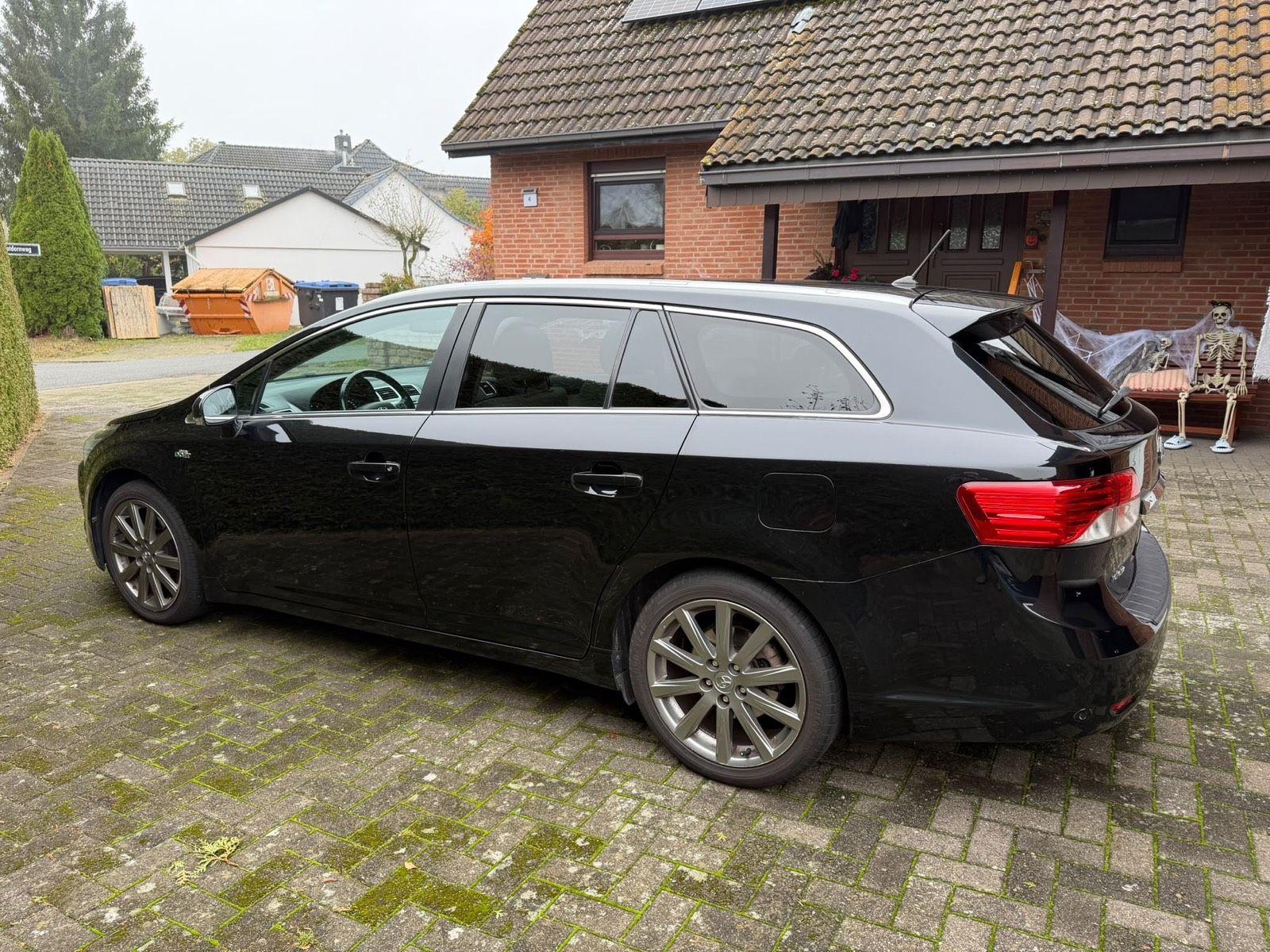 Toyota Avensis 2013 — rear view