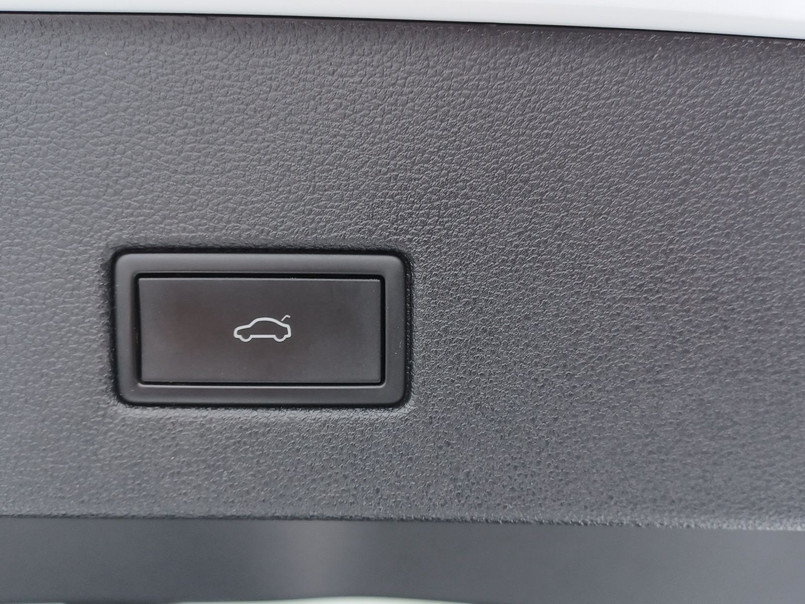 Fahrzeugabbildung Volkswagen T-Roc TSI Style DSG LED AHK Navi AID ACC RFK SH