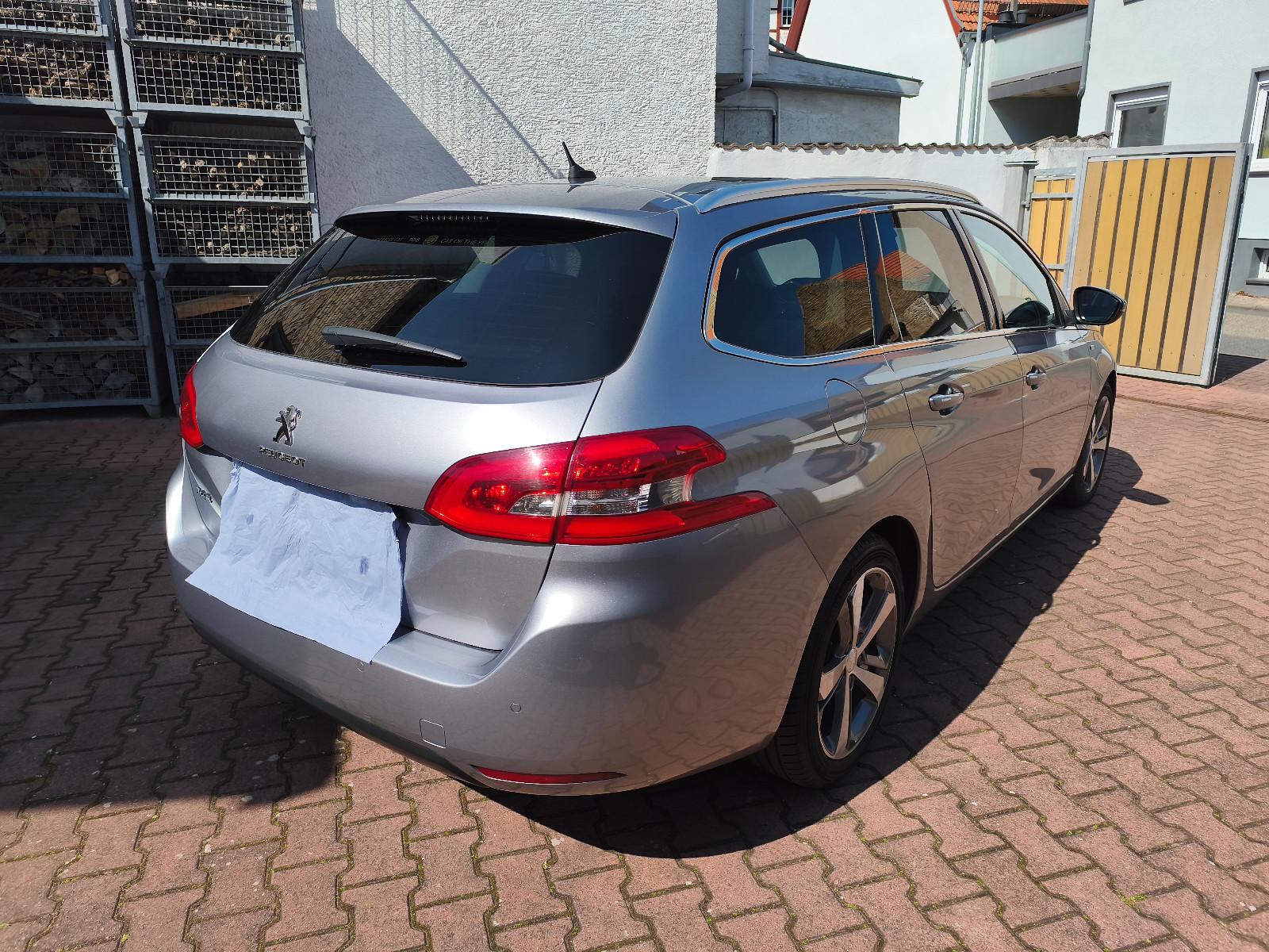 Peugeot 308 2015 — вигляд ззаду