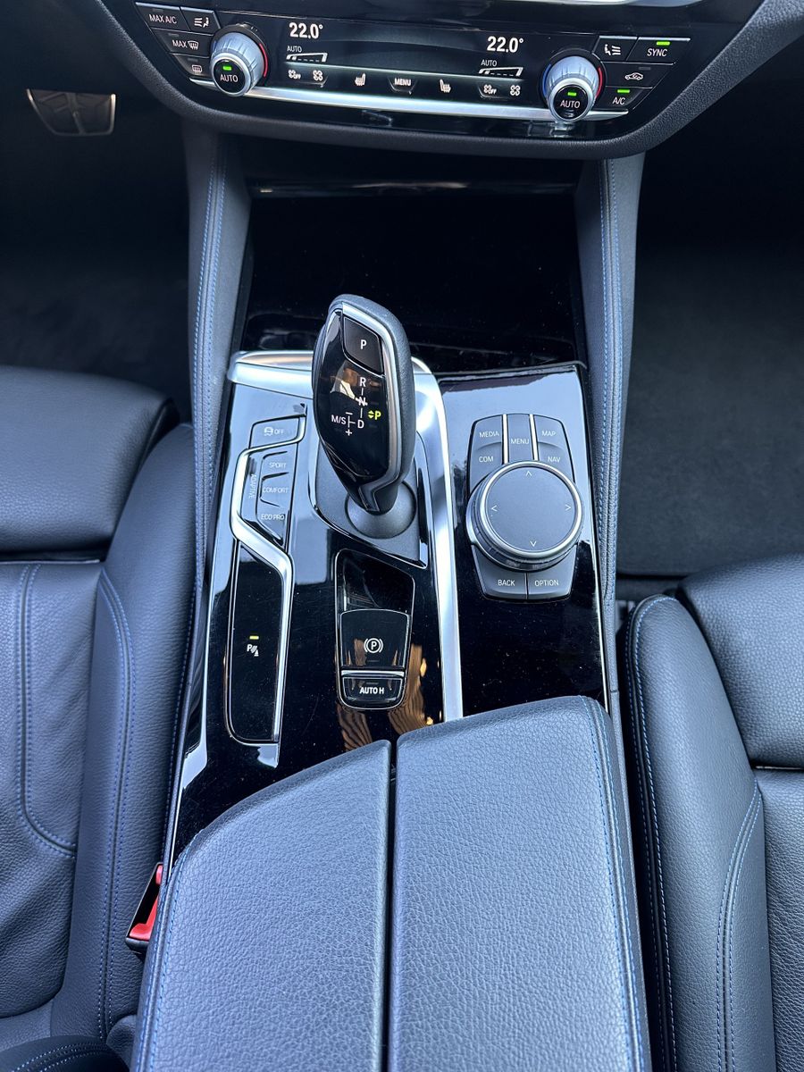 Fahrzeugabbildung BMW 540i Touring xDrive M-Sport NAV+LASER+AHK+PANORA